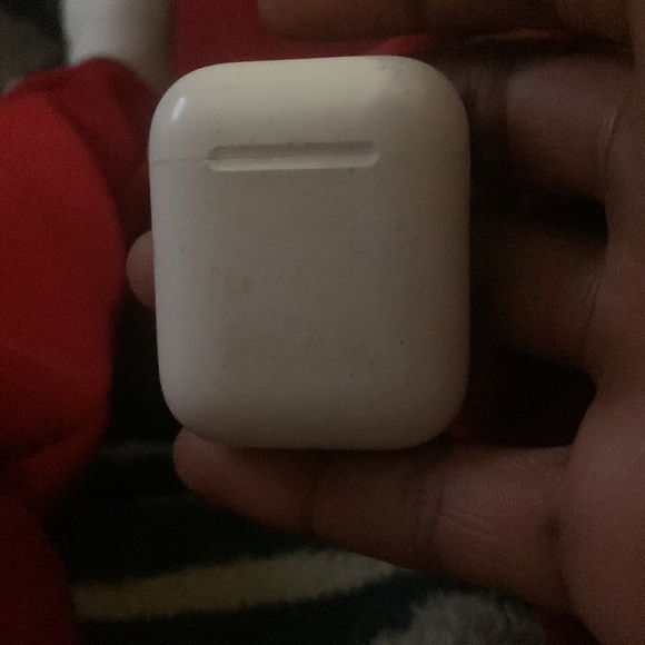 AirPods gen 2 case is a lil dirty WORKS PERFECTLY THO - Picture 2 of 2